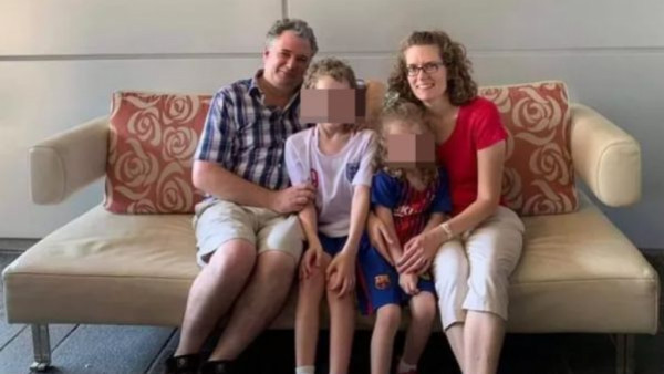 英籍母親居港15年搬回老家 飛機上不幸身亡 孩子伴屍8小時