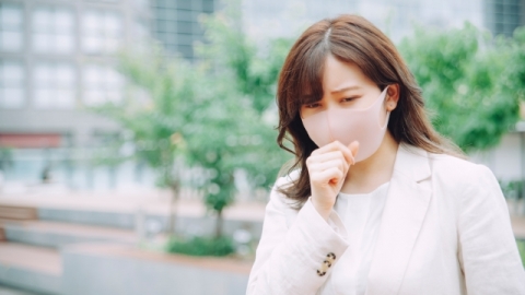 咳嗽、流鼻水等於中Omicron? 教你分辨新冠肺炎與感冒病徵